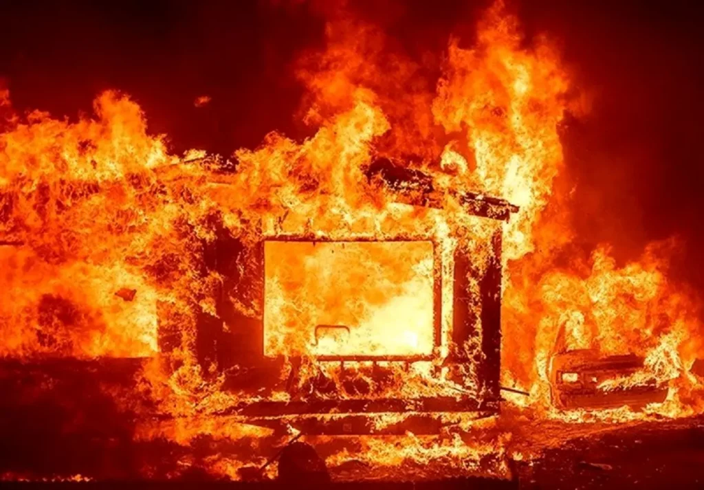 آتش به جان کارخانه موبایل آیفون افتاد