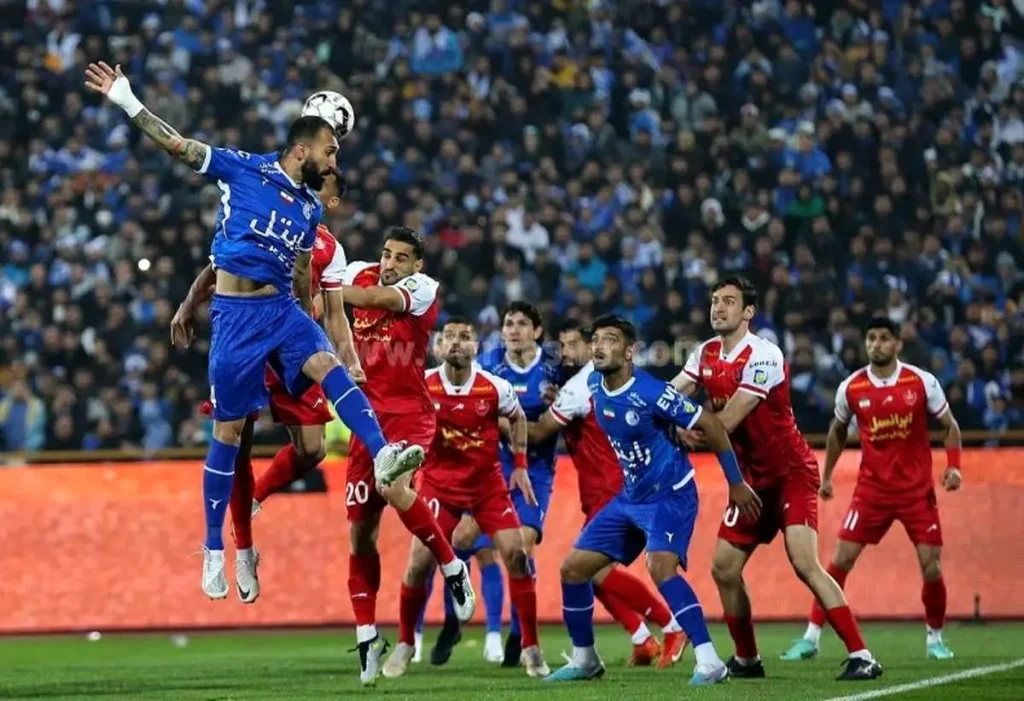 صعود ۴۰ پلهای استقلال و سقوط ۱۳ پلهای پرسپولیس