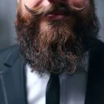 تصویری از یک دختر با ریش و سیبیل های زشت و پرپشتش در مجازی کولاک کرد/ عکس
