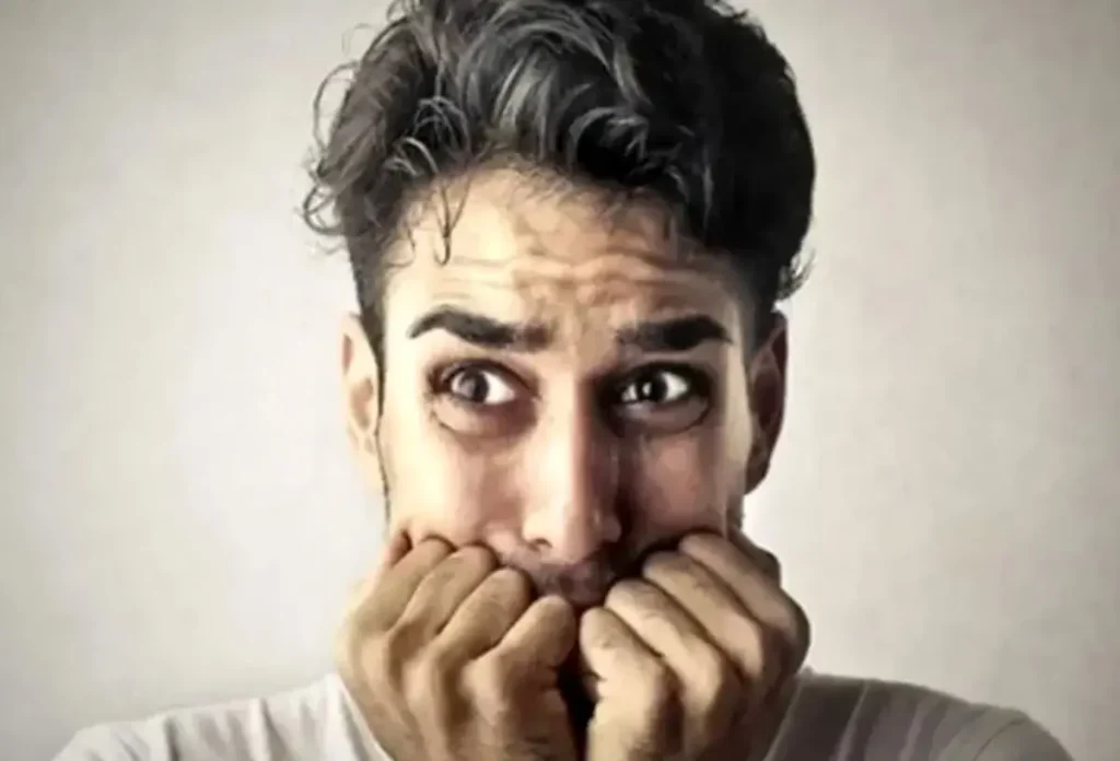 تصویری ترسناک از یک روح حبس شده در یک خانه متروکه+ عکس