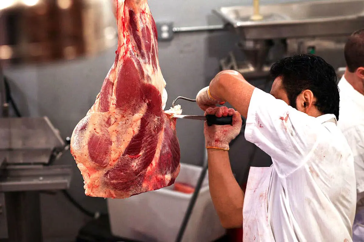 خلاقیت عجیب و چندش آور یک قصاب برای جذب مشتری حماسه ساز شد/ عکس