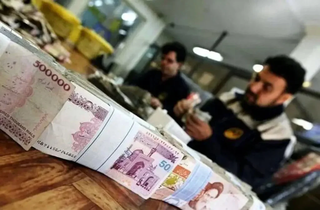 مبلغ حقوق کارمندان دولت در سال ۱۴۰۴ رسما اعلام شد + جدول